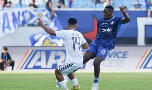 Aksi duel perebutan bola antara pemain Arema FC nomor punggung 25 dan pemain Persik Kediri dalam pertandingan Derbi Jatim yang berakhir imbang.