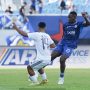 Aksi duel perebutan bola antara pemain Arema FC nomor punggung 25 dan pemain Persik Kediri dalam pertandingan Derbi Jatim yang berakhir imbang.