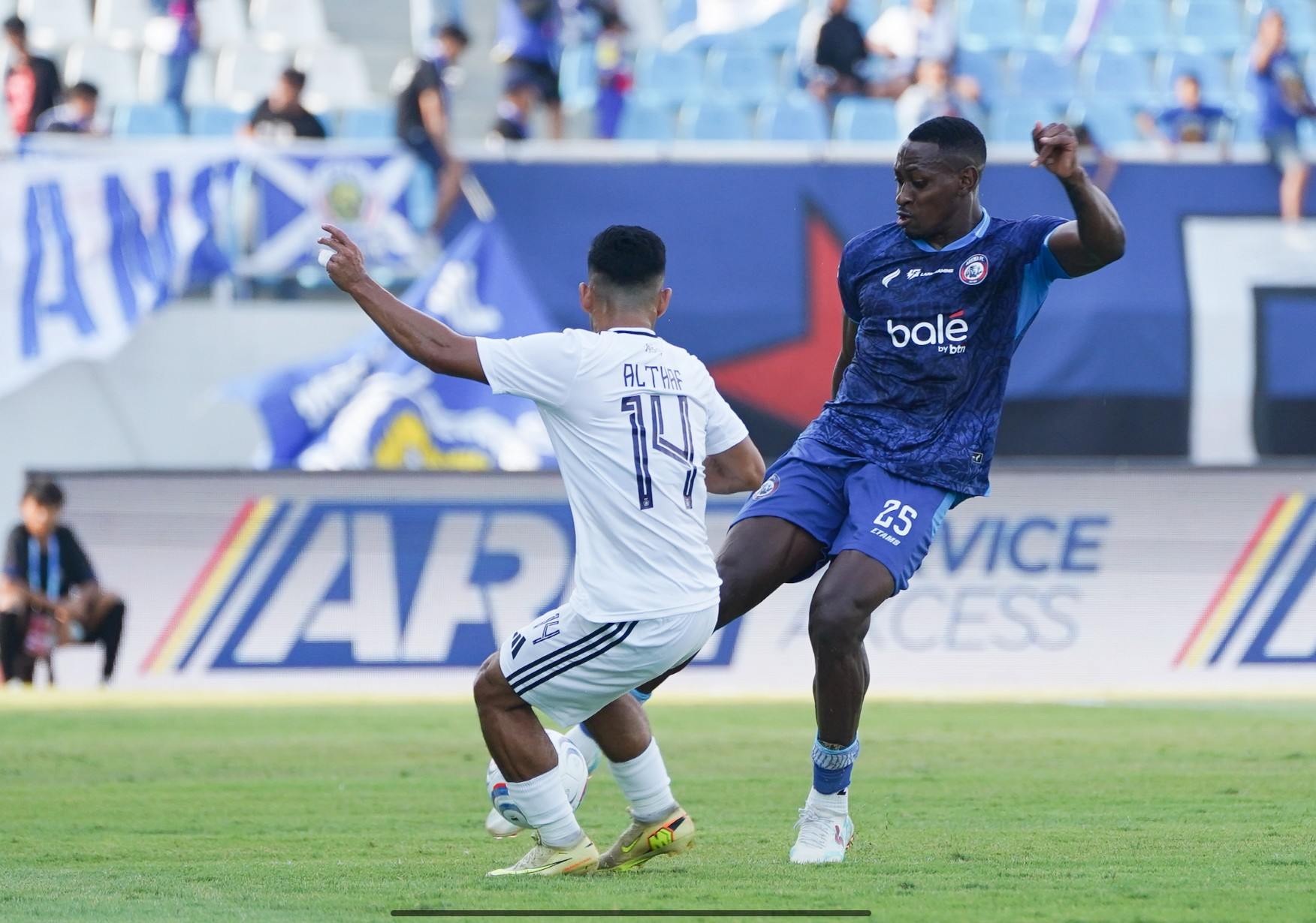 Aksi duel perebutan bola antara pemain Arema FC nomor punggung 25 dan pemain Persik Kediri dalam pertandingan Derbi Jatim yang berakhir imbang.