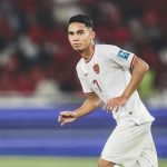 Marselino Ferdinan mengenakan jersey putih Timnas Indonesia di lapangan hijau saat pertandingan.