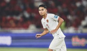 Marselino Ferdinan mengenakan jersey putih Timnas Indonesia di lapangan hijau saat pertandingan.