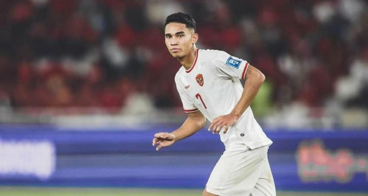 marselino-ferdinan-jersey-timnas-indonesia.webp Marselino Ferdinan mengenakan jersey putih Timnas Indonesia di lapangan hijau saat pertandingan.