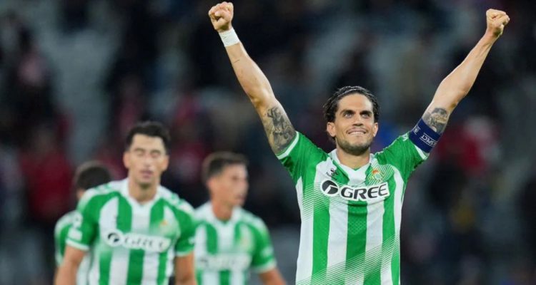 lille-vs-real-betis-calvin-verdonk.webp Pemain Real Betis melakukan selebrasi kemenangan dengan mengangkat kedua tangan usai mengalahkan Lille.