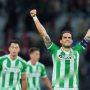 Pemain Real Betis melakukan selebrasi kemenangan dengan mengangkat kedua tangan usai mengalahkan Lille.