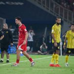 thom-haye-kartu-merah-timnas-indonesia-vs-malaysia-fifa-asean-cup-2026.webp Wasit mengacungkan kartu merah di laga Timnas Indonesia vs Malaysia FIFA ASEAN Cup 2026 saat Thom Haye berjalan meninggalkan lapangan.