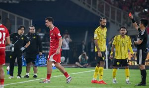 Wasit mengacungkan kartu merah di laga Timnas Indonesia vs Malaysia FIFA ASEAN Cup 2026 saat Thom Haye berjalan meninggalkan lapangan.