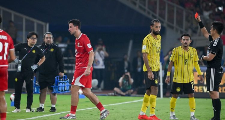 thom-haye-kartu-merah-timnas-indonesia-vs-malaysia-fifa-asean-cup-2026.webp Wasit mengacungkan kartu merah di laga Timnas Indonesia vs Malaysia FIFA ASEAN Cup 2026 saat Thom Haye berjalan meninggalkan lapangan.