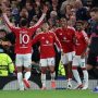 Para pemain Manchester United merayakan gol bersama di lapangan saat menang telak lawan Sabah.