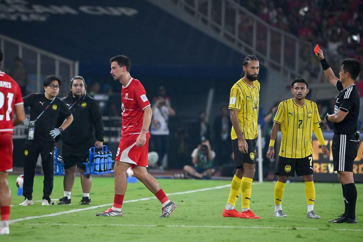 Wasit mengacungkan kartu merah di laga Timnas Indonesia vs Malaysia FIFA ASEAN Cup 2026 saat Thom Haye berjalan meninggalkan lapangan.