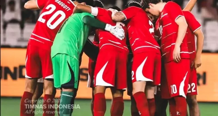 jadwal-tayang-timnas-indonesia-vs-malaysia.webp Skuad Timnas Indonesia saling merangkul dalam lingkaran huddle sebelum kick-off melawan Malaysia.