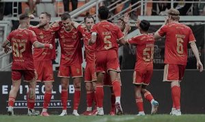 Para pemain Persija Jakarta merayakan selebrasi gol dalam pertandingan el-clasico Super League