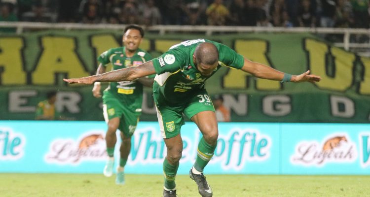 Selebrasi Alex Martins usai mencetak gol tunggal kemenangan Persebaya Surabaya atas PSIM Yogyakarta.