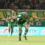 Selebrasi Alex Martins usai mencetak gol tunggal kemenangan Persebaya Surabaya atas PSIM Yogyakarta.