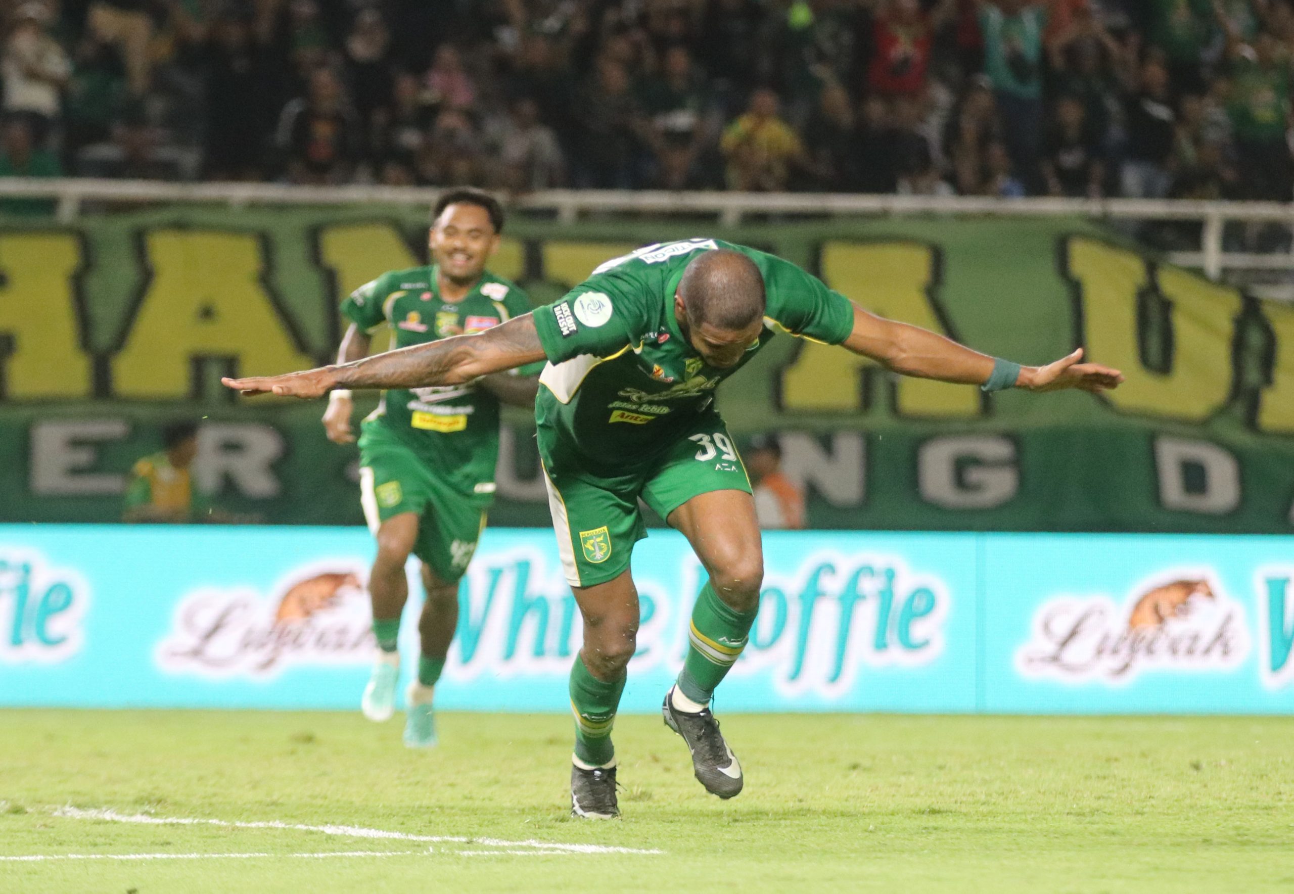 Selebrasi Alex Martins usai mencetak gol tunggal kemenangan Persebaya Surabaya atas PSIM Yogyakarta.