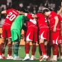 Skuad Timnas Indonesia saling merangkul dalam lingkaran huddle sebelum kick-off melawan Malaysia.