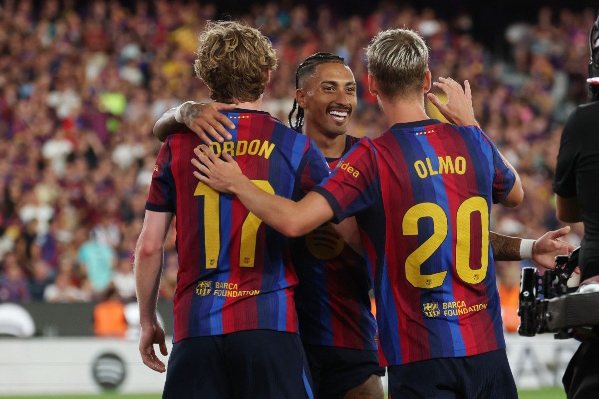 Selebrasi pemain Barcelona Raphinha bersama rekan setimnya saat laga melawan Rayo Vallecano.
