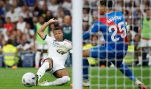 Momen kiper Emil Audero mencoba menepis tendangan jarak dekat dari striker Real Madrid Kylian Mbappe dalam pertandingan Liga Spanyol.