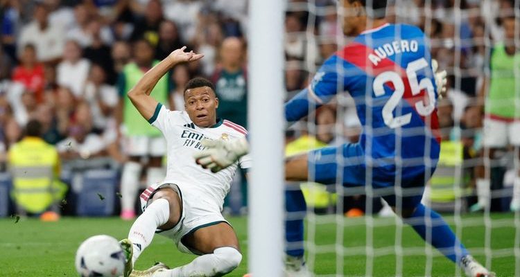 emil-audero-vs-real-madrid-penyelamatan.webp Momen kiper Emil Audero mencoba menepis tendangan jarak dekat dari striker Real Madrid Kylian Mbappe dalam pertandingan Liga Spanyol.