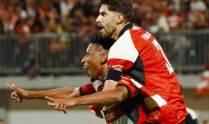 Dua pahlawan Madura United merayakan gol bangkit melawan PSIM, mengunci tiga poin penuh dalam pertandingan dramatis yang tak terlupakan bagi para pendukung setianya.