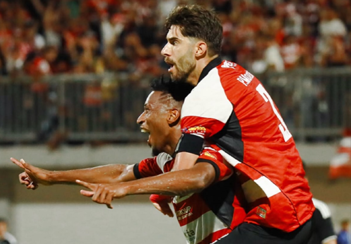 Dua pahlawan Madura United merayakan gol bangkit melawan PSIM, mengunci tiga poin penuh dalam pertandingan dramatis yang tak terlupakan bagi para pendukung setianya.