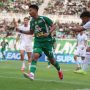Akselerasi pemain Persebaya Surabaya nomor punggung 77 saat melepaskan diri dari kawalan bek lawan dalam laga yang berakhir imbang di menit akhir.