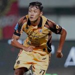 dony-tri-pamungkas-dicoret-fifa-asean-cup-2026.webp Dony Tri Pamungkas berlari di lapangan saat mengenakan seragam pertandingan Persija Jakarta.