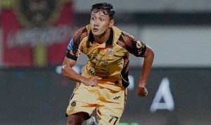 Dony Tri Pamungkas berlari di lapangan saat mengenakan seragam pertandingan Persija Jakarta.
