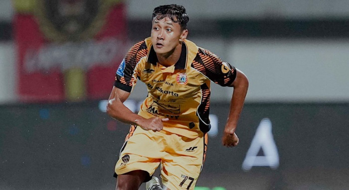 Dony Tri Pamungkas berlari di lapangan saat mengenakan seragam pertandingan Persija Jakarta.
