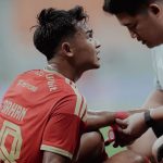 kabar-buruk-persija-pratama-arhan-patah-tulang-jari.webp Pratama Arhan mendapat perawatan medis di bagian tangan saat bertanding membela Persija.