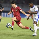 Amar Brkic mengontrol bola saat membela Timnas Indonesia U-17 menghadapi pemain lawan di lapangan hijau.