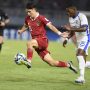 Amar Brkic mengontrol bola saat membela Timnas Indonesia U-17 menghadapi pemain lawan di lapangan hijau.