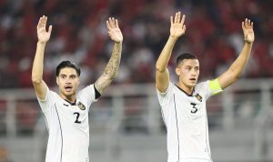 Kevin Diks bernomor punggung 2 bersama Jay Idzes mengangkat kedua tangan menyapa suporter Timnas Indonesia.