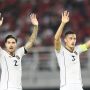 Kevin Diks bernomor punggung 2 bersama Jay Idzes mengangkat kedua tangan menyapa suporter Timnas Indonesia.