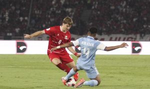 Pemain Timnas Indonesia nomor 8 berebut bola dengan pemain Singapura Nur Adam di FIFA ASEAN Cup 2026.