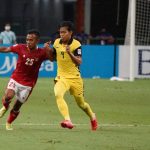 Aksi sengit pemain Timnas Indonesia saat berebut bola dengan pemain Malaysia di laga FIFA ASEAN Cup 2026.