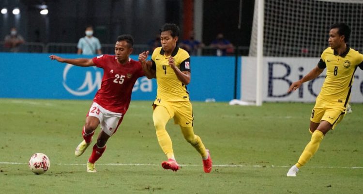timnas-indonesia-vs-malaysia-fifa-asean-cup-2026.webp Aksi sengit pemain Timnas Indonesia saat berebut bola dengan pemain Malaysia di laga FIFA ASEAN Cup 2026.