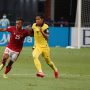 Aksi sengit pemain Timnas Indonesia saat berebut bola dengan pemain Malaysia di laga FIFA ASEAN Cup 2026.