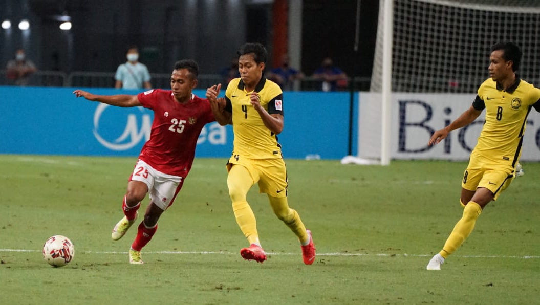 Aksi sengit pemain Timnas Indonesia saat berebut bola dengan pemain Malaysia di laga FIFA ASEAN Cup 2026.