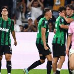 selebrasi-pemain-sassuolo-jay-idzes-vs-juventus.webp Para pemain Sassuolo merayakan gol ke gawang Juventus dalam laga Serie A sementara Jay Idzes dan bek Juventus berada di lapangan.