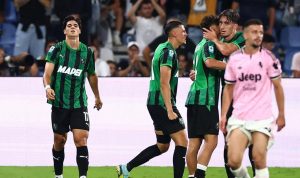 selebrasi-pemain-sassuolo-jay-idzes-vs-juventus.webp Para pemain Sassuolo merayakan gol ke gawang Juventus dalam laga Serie A sementara Jay Idzes dan bek Juventus berada di lapangan.