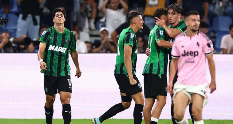 Para pemain Sassuolo merayakan gol ke gawang Juventus dalam laga Serie A sementara Jay Idzes dan bek Juventus berada di lapangan.