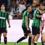 Para pemain Sassuolo merayakan gol ke gawang Juventus dalam laga Serie A sementara Jay Idzes dan bek Juventus berada di lapangan.