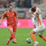 prediksi-borneo-fc-vs-persija-jakarta-rekor-buruk.webp Pemain Persija Jakarta dengan jersey merah berupaya mengontrol bola di bawah tekanan pemain lawan saat laga Borneo FC vs Persija Jakarta.