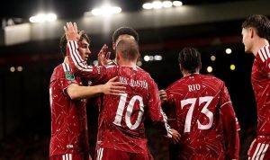 liverpool-bungkam-tottenham-3-1-carabao-cup.webp Para pemain Liverpool merayakan gol bersama Alexis Mac Allister saat bungkam Tottenham di Carabao Cup.