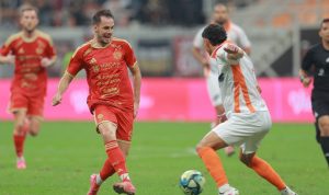 Pemain Persija Jakarta dengan jersey merah berupaya mengontrol bola di bawah tekanan pemain lawan saat laga Borneo FC vs Persija Jakarta.
