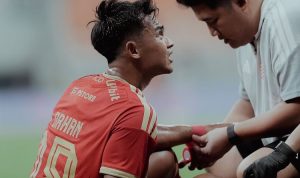 Pratama Arhan mendapat perawatan medis di bagian tangan saat bertanding membela Persija.