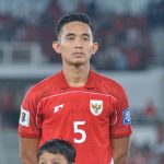 pilar-persija-jakarta-timnas-indonesia-asean-cup-2026.webp Rizky Ridho bek Persija Jakarta berseragam Timnas Indonesia merah bernomor punggung 5.