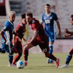 pertandingan-persija-vs-persib-liga-1-sugbk.webp Aksi pemain Persija vs Persib yang saling berebut bola di lapangan hijau Liga 1.