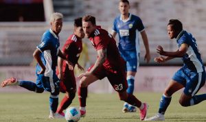 Aksi pemain Persija vs Persib yang saling berebut bola di lapangan hijau Liga 1.