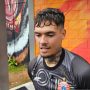 Shayne Pattynama mengenakan kaus latihan bertuliskan logo Persija Jakarta